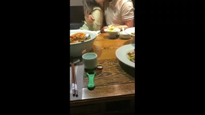 带着老婆出来吃饭对面老公没忍住就开始舌吻两对夫妻的天伦之乐