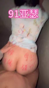 逛商场老婆忍不住了直接去停车场爆插大屁股