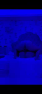 别人的老婆掰开大腿两脚朝天蹲着操，老公戴套我不带