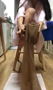 韩国女王丝袜足交调教踩射男M